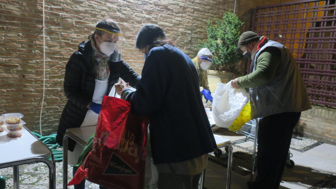 Reparto de menús especiales en el Comedor Social San Juan de Dios en Nochebuena