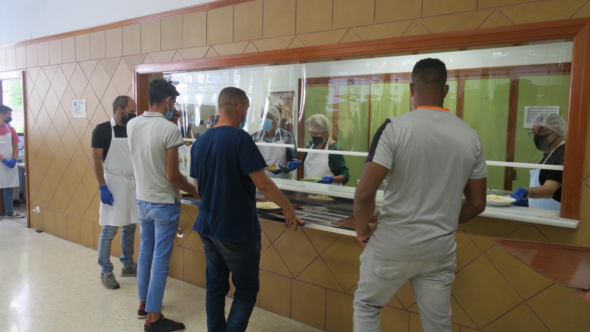 Usuarios haciendo cola en el Comedor Social San Juan de Dios de Granada