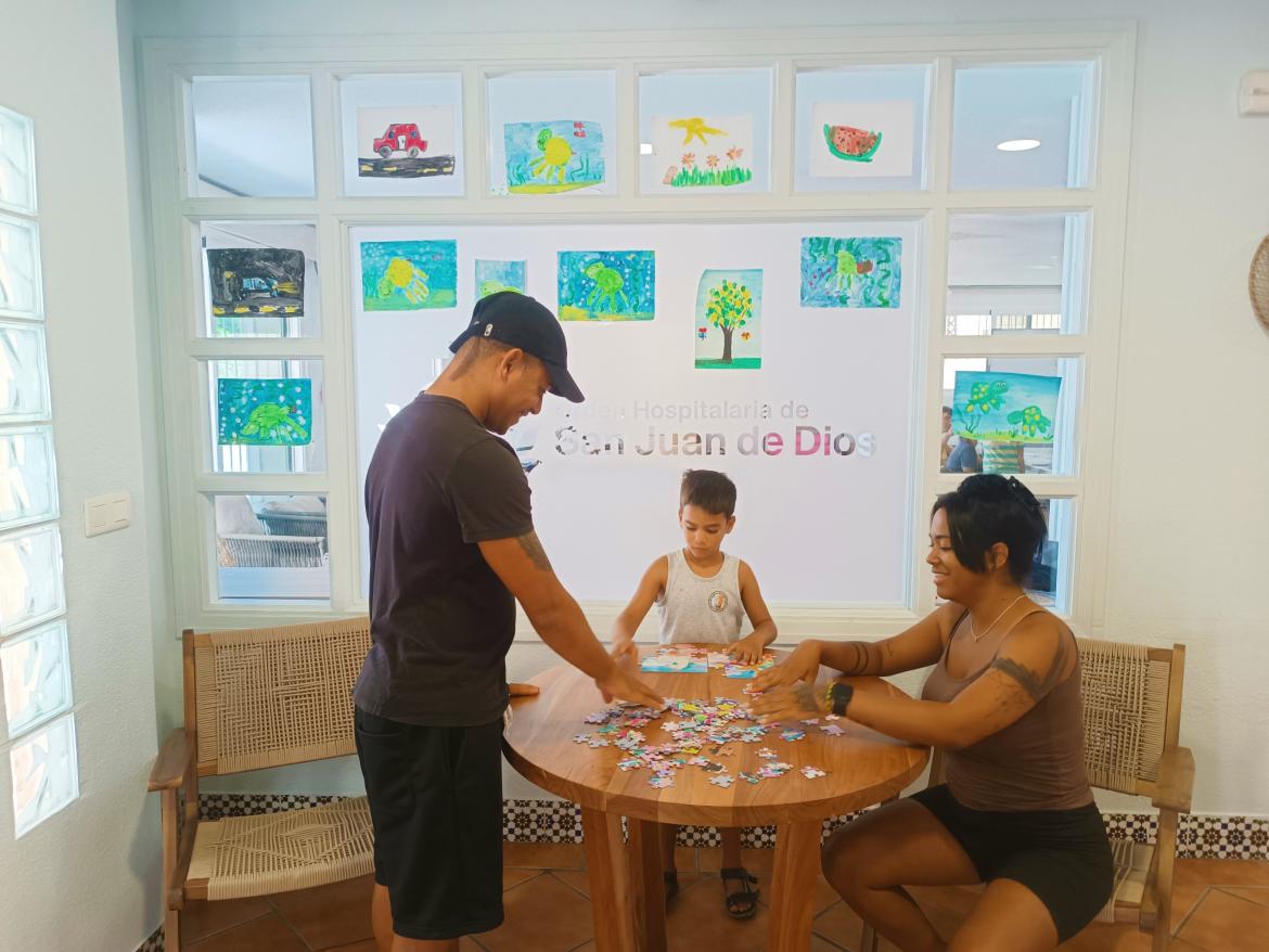 Rachel y Yasmanis compartiendo con su hijo una tarde de juegos en el Centro de Protección Internacional de San Juan de Dios en Calahonda